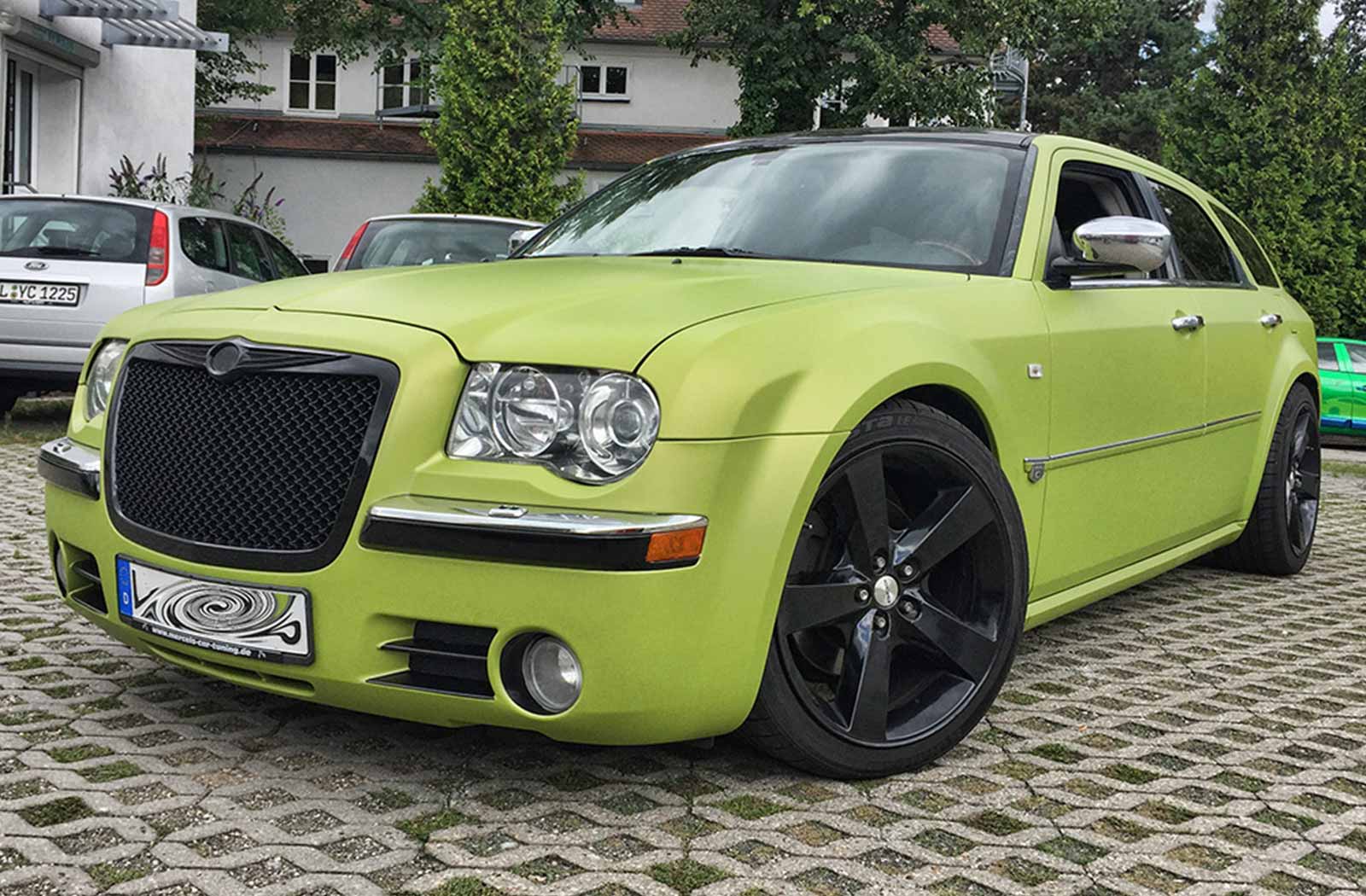 chrysler-300c-foliert-in-avery-swf-yellowgreen-01