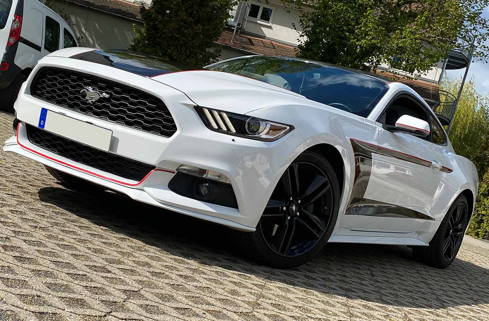 ford-mustang-weiss-mit-schwarzen-akzenten-04