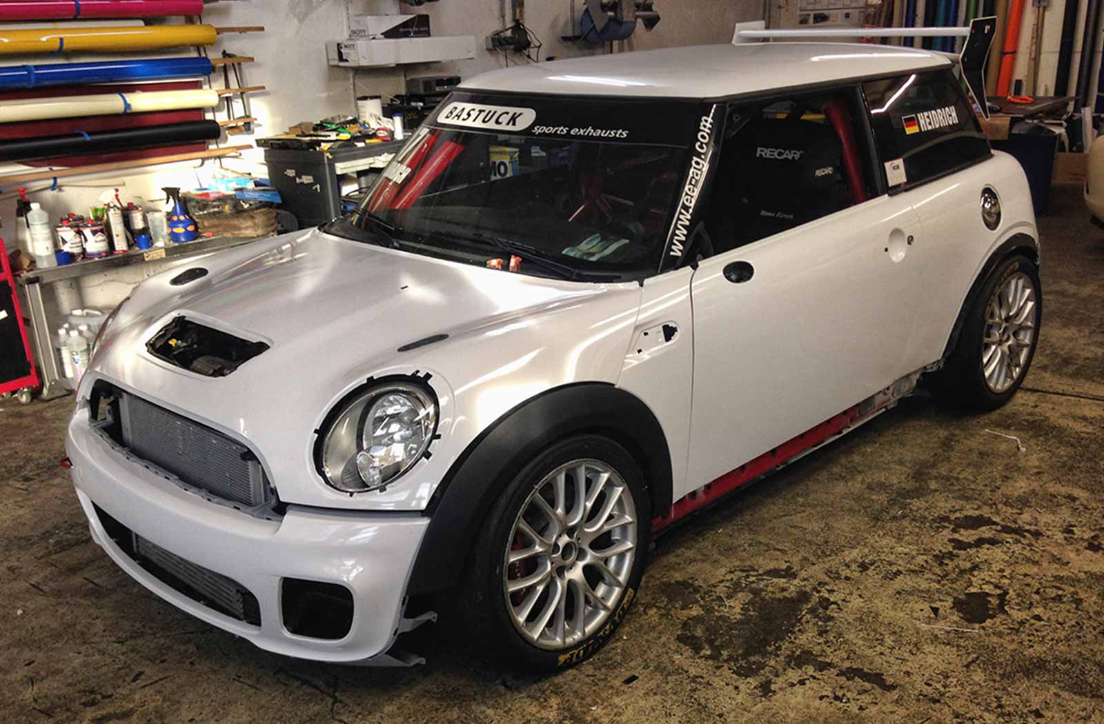 mini-cooper-rennversion-foliert-in-kpmf-weiss-01