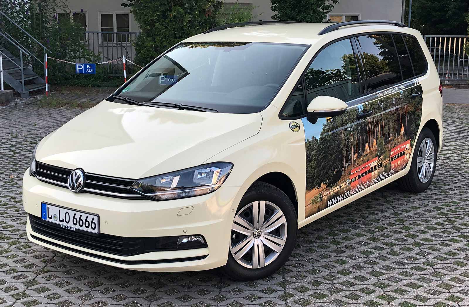 volkswagen-touran-taxifolierung-und-digitaldruck-01
